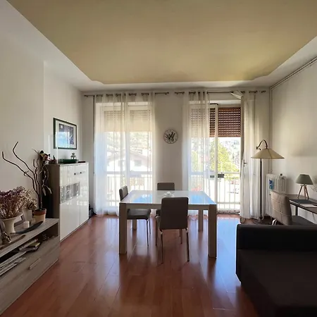 Casa Mina マンデッロ・デル・ラーリオ